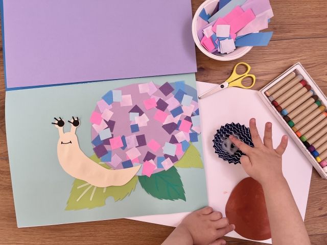 リサイクルの紙で貼り絵を楽しむこども